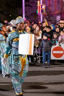 Akşam Barselona sokaklarında üç kralın geçit töreni. Barcelona İspanya Geçit Töreni 'nde Parlak Karnaval kostümlü oyuncular 05.01.2026