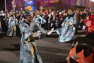 Akşam Barselona sokaklarında üç kralın geçit töreni. Barcelona İspanya Geçit Töreni 'nde Parlak Karnaval kostümlü oyuncular 05.01.2026
