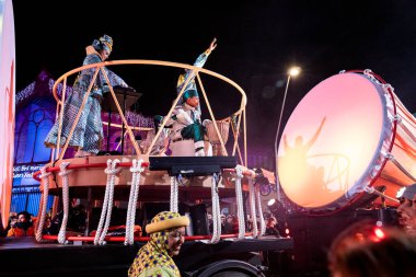 Akşam Barselona sokaklarında üç kralın geçit töreni. Barcelona İspanya Geçit Töreni 'nde Parlak Karnaval kostümlü oyuncular 05.01.2026