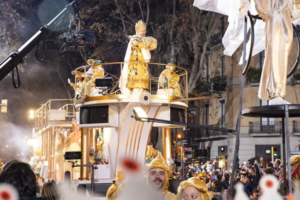 Akşam Barselona sokaklarında üç kralın geçit töreni. Barcelona İspanya Geçit Töreni 'nde Parlak Karnaval kostümlü oyuncular 05.01.2026