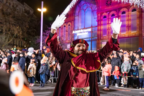 Akşam Barselona sokaklarında üç kralın geçit töreni. Barcelona İspanya Geçit Töreni 'nde Parlak Karnaval kostümlü oyuncular 05.01.2026