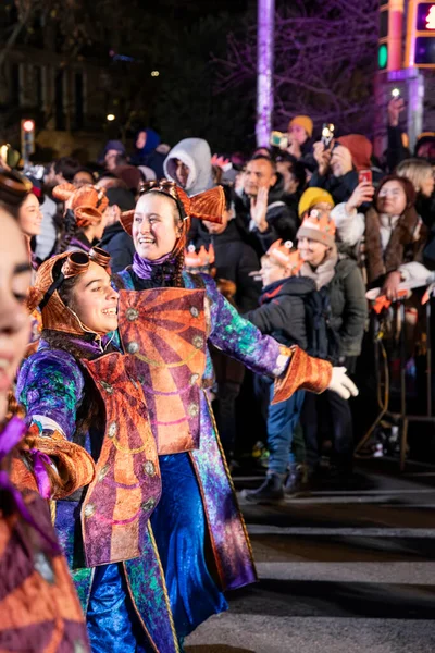 Akşam Barselona sokaklarında üç kralın geçit töreni. Barcelona İspanya Geçit Töreni 'nde Parlak Karnaval kostümlü oyuncular 05.01.2026