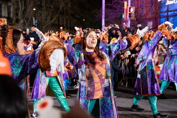 Akşam Barselona sokaklarında üç kralın geçit töreni. Barcelona İspanya Geçit Töreni 'nde Parlak Karnaval kostümlü oyuncular 05.01.2026
