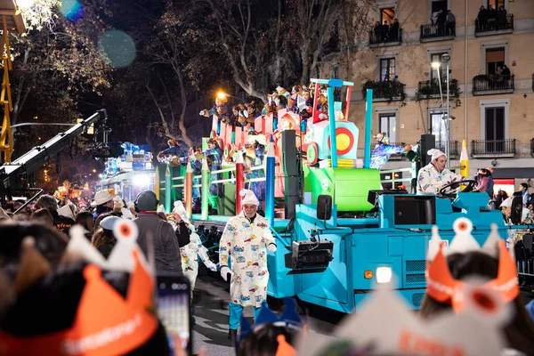 Akşam Barselona sokaklarında üç kralın geçit töreni. Barcelona İspanya Geçit Töreni 'nde Parlak Karnaval kostümlü oyuncular 05.01.2026