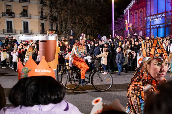 Akşam Barselona sokaklarında üç kralın geçit töreni. Barcelona İspanya Geçit Töreni 'nde Parlak Karnaval kostümlü oyuncular 05.01.2026