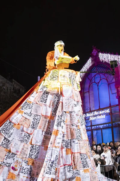 Akşam Barselona sokaklarında üç kralın geçit töreni. Barcelona İspanya Geçit Töreni 'nde Parlak Karnaval kostümlü oyuncular 05.01.2026