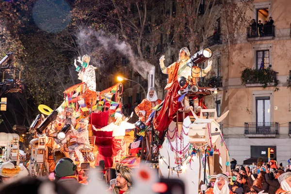 Akşam Barselona sokaklarında üç kralın geçit töreni. Barcelona İspanya Geçit Töreni 'nde Parlak Karnaval kostümlü oyuncular 05.01.2026