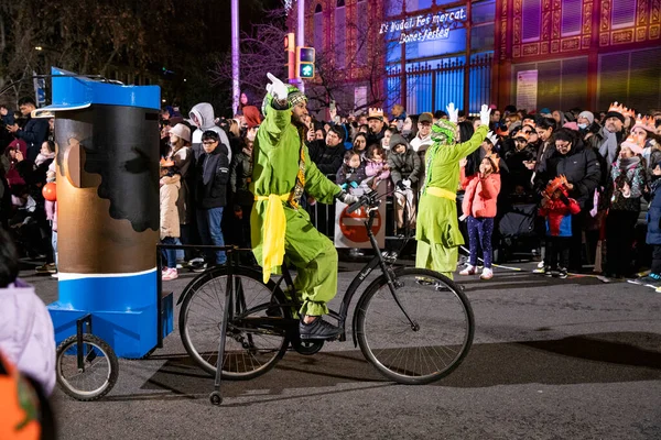 Akşam Barselona sokaklarında üç kralın geçit töreni. Barcelona İspanya Geçit Töreni 'nde Parlak Karnaval kostümlü oyuncular 05.01.2026