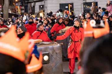 Akşam Barselona sokaklarında üç kralın geçit töreni. Barcelona İspanya Geçit Töreni 'nde Parlak Karnaval kostümlü oyuncular 05.01.2026