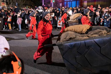 Akşam Barselona sokaklarında üç kralın geçit töreni. Barcelona İspanya Geçit Töreni 'nde Parlak Karnaval kostümlü oyuncular 05.01.2026