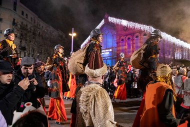 Akşam Barselona sokaklarında üç kralın geçit töreni. Barcelona İspanya Geçit Töreni 'nde Parlak Karnaval kostümlü oyuncular 05.01.2026