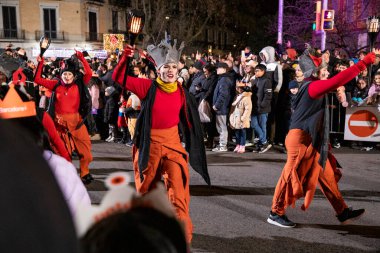Akşam Barselona sokaklarında üç kralın geçit töreni. Barcelona İspanya Geçit Töreni 'nde Parlak Karnaval kostümlü oyuncular 05.01.2026
