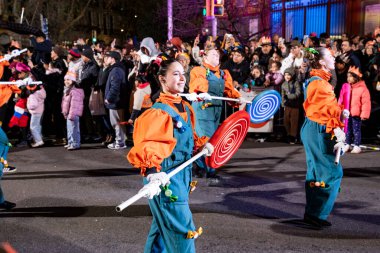 Akşam Barselona sokaklarında üç kralın geçit töreni. Barcelona İspanya Geçit Töreni 'nde Parlak Karnaval kostümlü oyuncular 05.01.2026