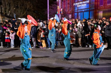 Akşam Barselona sokaklarında üç kralın geçit töreni. Barcelona İspanya Geçit Töreni 'nde Parlak Karnaval kostümlü oyuncular 05.01.2026