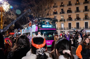 Akşam Barselona sokaklarında üç kralın geçit töreni. Barcelona İspanya Geçit Töreni 'nde Parlak Karnaval kostümlü oyuncular 05.01.2026