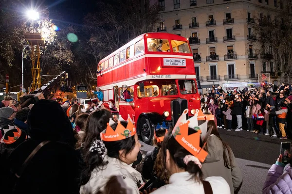 Akşam Barselona sokaklarında üç kralın geçit töreni. Barcelona İspanya Geçit Töreni 'nde Parlak Karnaval kostümlü oyuncular 05.01.2026