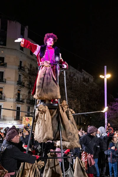 Akşam Barselona sokaklarında üç kralın geçit töreni. Barcelona İspanya Geçit Töreni 'nde Parlak Karnaval kostümlü oyuncular 05.01.2026