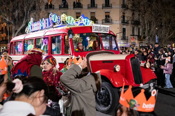 Akşam Barselona sokaklarında üç kralın geçit töreni. Barcelona İspanya Geçit Töreni 'nde Parlak Karnaval kostümlü oyuncular 05.01.2026