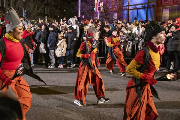 Akşam Barselona sokaklarında üç kralın geçit töreni. Barcelona İspanya Geçit Töreni 'nde Parlak Karnaval kostümlü oyuncular 05.01.2026