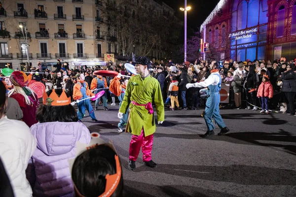Akşam Barselona sokaklarında üç kralın geçit töreni. Barcelona İspanya Geçit Töreni 'nde Parlak Karnaval kostümlü oyuncular 05.01.2026