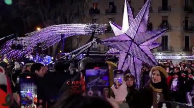 Akşam Barselona sokaklarında üç kralın geçit töreni. Barcelona İspanya Geçit Töreni 'nde Parlak Karnaval kostümlü oyuncular 05.01.2026