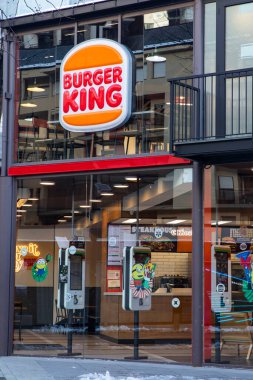 Avrupa 'nın karlı caddesinde Burger King restoranı cephesi. Andorra 'da Andorra la Vella 11.01.2026
