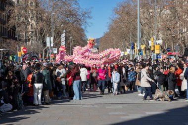 Geleneksel ejderhalar ve dansçılarla Çin 'in yeni yılının canlı kutlaması. Barselona İspanya, 02.07.2026