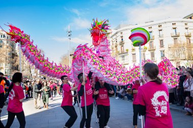 Geleneksel ejderhalar ve dansçılarla Çin 'in yeni yılının canlı kutlaması. Barselona İspanya, 02.07.2026