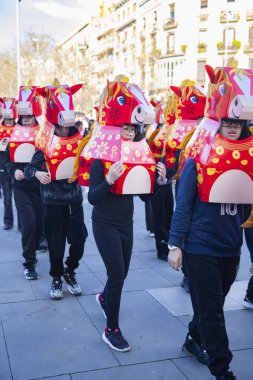 Geleneksel ejderhalar ve dansçılarla Çin 'in yeni yılının canlı kutlaması. Barselona İspanya, 02.07.2026