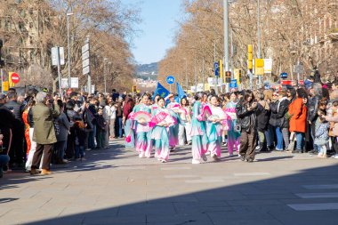 Geleneksel ejderhalar ve dansçılarla Çin 'in yeni yılının canlı kutlaması. Barselona İspanya, 02.07.2026