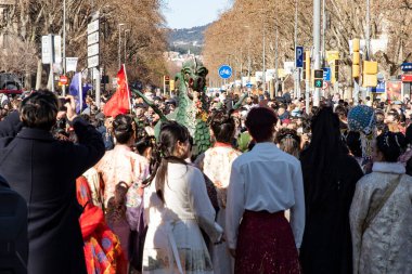 Geleneksel ejderhalar ve dansçılarla Çin 'in yeni yılının canlı kutlaması. Barselona İspanya, 02.07.2026