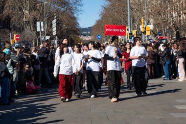 Geleneksel ejderhalar ve dansçılarla Çin 'in yeni yılının canlı kutlaması. Barselona İspanya, 02.07.2026