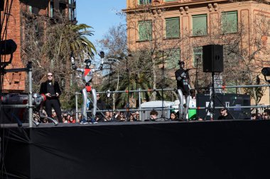 Geleneksel ejderhalar ve dansçılarla Çin 'in yeni yılının canlı kutlaması. Barselona İspanya, 02.07.2026