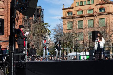 Geleneksel ejderhalar ve dansçılarla Çin 'in yeni yılının canlı kutlaması. Barselona İspanya, 02.07.2026