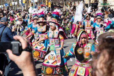 Geleneksel ejderhalar ve dansçılarla Çin 'in yeni yılının canlı kutlaması. Barselona İspanya, 02.07.2026