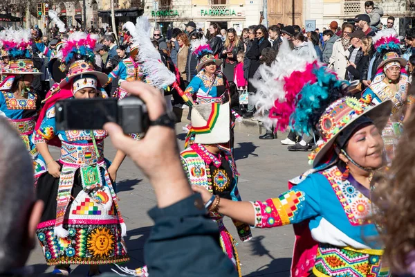 Geleneksel ejderhalar ve dansçılarla Çin 'in yeni yılının canlı kutlaması. Barselona İspanya, 02.07.2026