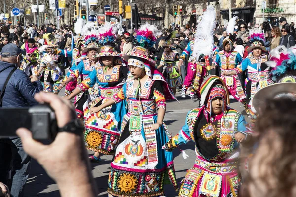 Geleneksel ejderhalar ve dansçılarla Çin 'in yeni yılının canlı kutlaması. Barselona İspanya, 02.07.2026