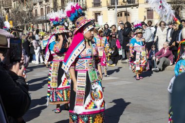 Geleneksel ejderhalar ve dansçılarla Çin 'in yeni yılının canlı kutlaması. Barselona İspanya, 02.07.2026