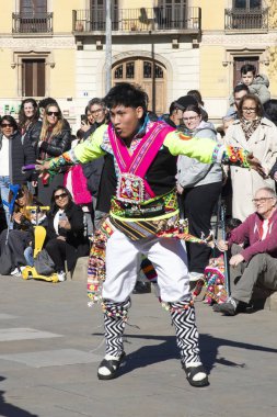 Geleneksel ejderhalar ve dansçılarla Çin 'in yeni yılının canlı kutlaması. Barselona İspanya, 02.07.2026