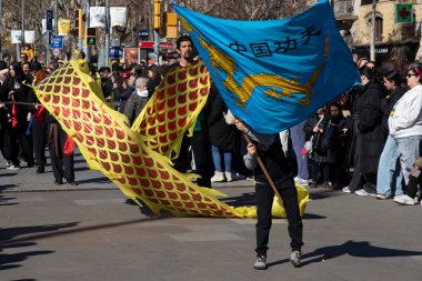 Geleneksel ejderhalar ve dansçılarla Çin 'in yeni yılının canlı kutlaması. Barselona İspanya, 02.07.2026