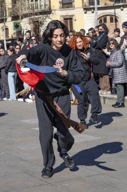 Geleneksel ejderhalar ve dansçılarla Çin 'in yeni yılının canlı kutlaması. Barselona İspanya, 02.07.2026
