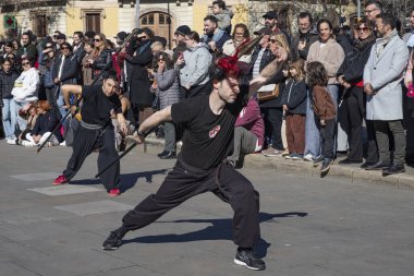 Geleneksel ejderhalar ve dansçılarla Çin 'in yeni yılının canlı kutlaması. Barselona İspanya, 02.07.2026