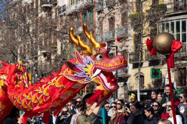 Geleneksel ejderhalar ve dansçılarla Çin 'in yeni yılının canlı kutlaması. Barselona İspanya, 02.07.2026