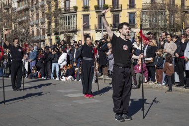 Geleneksel ejderhalar ve dansçılarla Çin 'in yeni yılının canlı kutlaması. Barselona İspanya, 02.07.2026