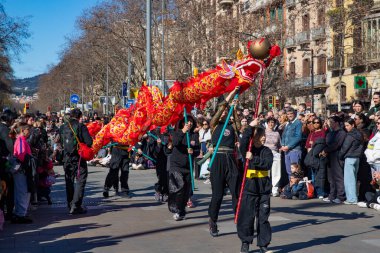 Geleneksel ejderhalar ve dansçılarla Çin 'in yeni yılının canlı kutlaması. Barselona İspanya, 02.07.2026