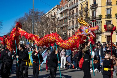 Geleneksel ejderhalar ve dansçılarla Çin 'in yeni yılının canlı kutlaması. Barselona İspanya, 02.07.2026