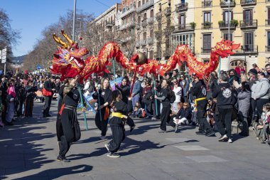 Geleneksel ejderhalar ve dansçılarla Çin 'in yeni yılının canlı kutlaması. Barselona İspanya, 02.07.2026