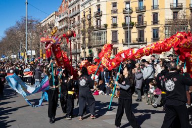Geleneksel ejderhalar ve dansçılarla Çin 'in yeni yılının canlı kutlaması. Barselona İspanya, 02.07.2026