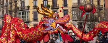 Geleneksel ejderhalar ve dansçılarla Çin 'in yeni yılının canlı kutlaması. Barselona İspanya, 02.07.2026