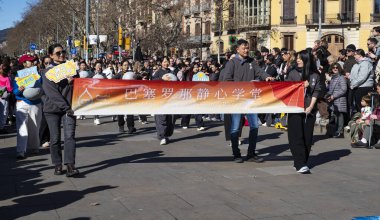 Geleneksel ejderhalar ve dansçılarla Çin 'in yeni yılının canlı kutlaması. Barselona İspanya, 02.07.2026